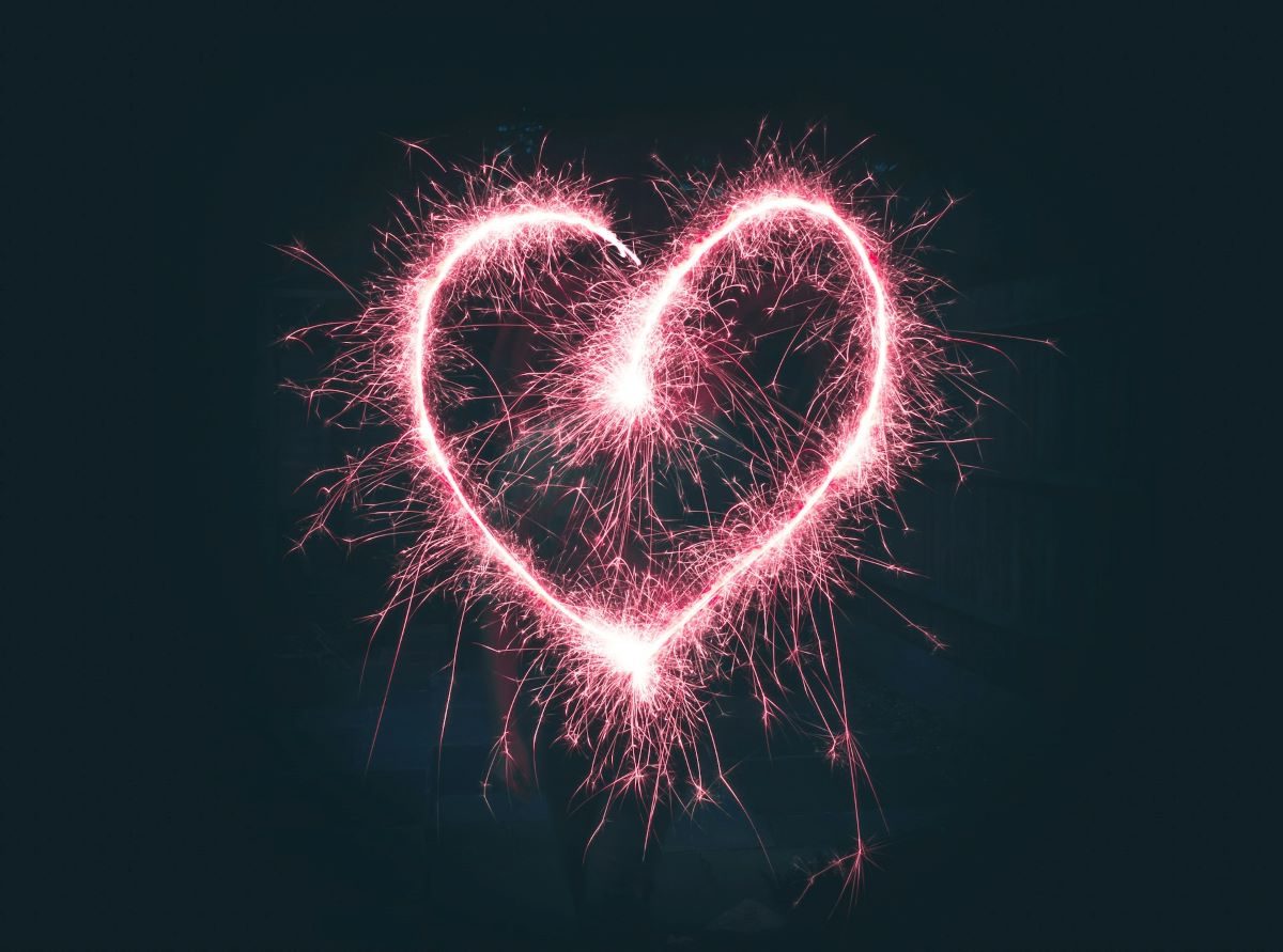 Cœur rose dans une Love Room romantique