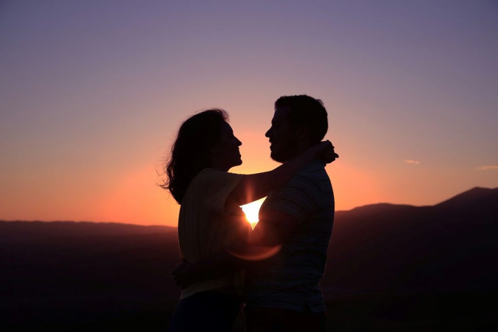 couple amoureux voulant réserver une love room